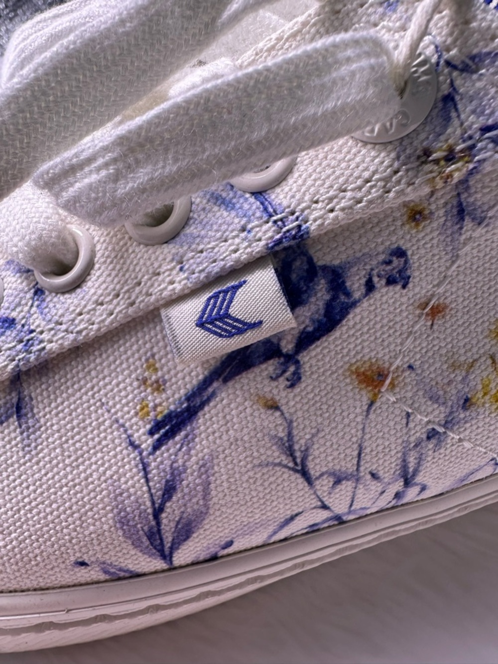 Cariuma IBI Low Parrot Print Sneakers – Unisex (Men’s 11.5 / Women’s 13) - Picture 8 of 16